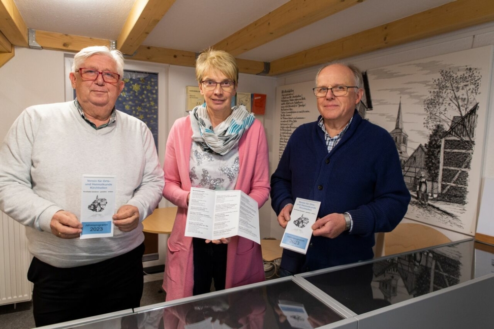 Die beiden Vorsitzenden Peter Pawliczek und Susanne Breit sowie Archivar Rainer Weiß vom Heimatverein präsentieren das Programm für 2023.