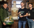 Echter Hingucker: Dierk Bußmann baut riesige Gin-Flasche