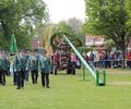 BILDERSTRECKE - Ausgelassene Stimmung beim Maibaumaufstellen
