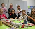 Überraschung unter dem Weihnachtsbaum: Kinder beschenken ihre Eltern