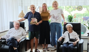 Werner Koller, Pater Zito, Julia Hußmann, Linda Landmesser und Hedwig Koller während Zitos Besuch in Kirchhellen.