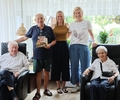 Werner Koller, Pater Zito, Julia Hußmann, Linda Landmesser und Hedwig Koller während Zitos Besuch in Kirchhellen.
