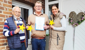 Dieter Wolf (li.) von den Wirtschaftssenioren NRW und Berit Ortscheid (re.) von der EntwicklungsAgentur Wirtschaft (EAW) des Kreises Wesel gratulieren Clemens Hartmann vom Marienthaler Gasthof zur erneuten Klassifizierung.