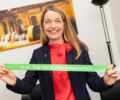 Mit dem grünen Aktionsband zeigt sich Gladbecks Bürgermeisterin Bettina Weist solidarisch gegenüber der Arbeit in Kinder-und Jugendhospizen.