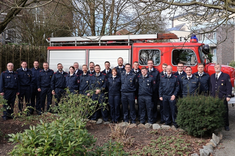 Die Kameradinnen und Kameraden der Freiwilligen Feuerwehr Kirchhellen starteten feierlich in das Jubiläumsjahr. Im Hintergrund zu sehen: Jubilar „Jupp“, das Oldtimer-Tanklöschfahrzeug im Dienstruhestand.