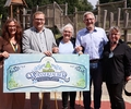 Katharina Graveland-Kuchenbäcker, Oberbürgermeister Matthias Buschfeld, Renate Kuchenbäcker, Bezirksbürgermeister Hendrik Dierichs und Carla Kuchebäcker (v.l.) freuen sich, dass der Wasserspielplatz endlich eröffnen konnte.