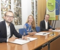 Dominik Schad, Leiter des Jobcenters Kreis Recklinghausen, Bürgermeisterin Bettina Weist und Frank Benölken, Leiter der Agentur für Arbeit Recklinghausen, bei der Unterzeichnung der Vereinbarung