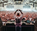 DJ Salvatore Mancuso vor zahlrechen begeisterten Besuchern des Festivals.