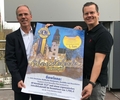 Lions-Präsident Ingo Abrahams (links) mit Simon Terhardt, verantwortlich für die Organisation des Lions-Adventskalenders