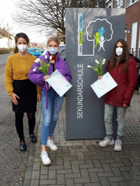 Ein internationales Delf-Zertifikat über Sprachkenntnisse der französischen Sprache für die Schülerinnen Anna Güdding und Anna Piorek von der Sekundarschule Kirchhellen