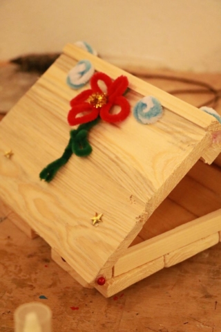 Jugendkunstschule Gladbeck: Kinder haben ein Holzhaus im Ferienprogramm gebastelt und verziert.