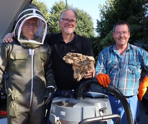 Die Imker (v.l.) Thomas Kurth, Hans-Helmut Schmücker und Frank Goretzky zeigen ein Bruchstück des entfernten Nests aus Grafenwald.