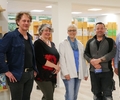Andrea Schwarzer (m.) sowie Mitarbeiter der Stadt und fleißige Helfer freuten sich am Eröffnungstag, die renovierten Räumlichkeiten zu präsentieren.