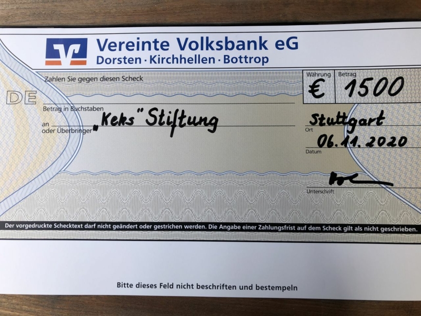 Der symbolische Scheck im Wert von 1.500 Euro wurde von den Buchweizenfreunden an die KEKS Stiftung übergeben.