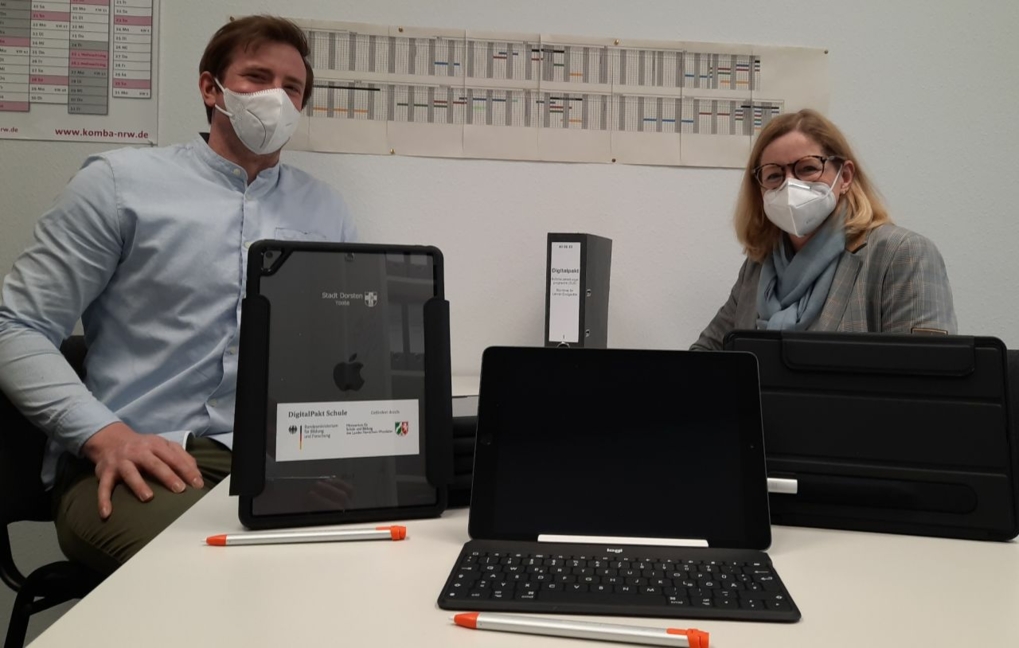 Die Schulen im Dorstener Stadtgebiet wurden nun mit Tablets ausgestattet, die Schülerinnen und Schüler mit Bedarf für schulische Aufgaben ausleihen können.