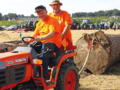 Traktoren ziehen Baumstämme