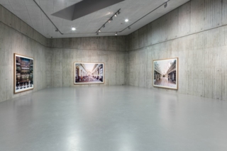 Die Werke der Künstlerin Cadida Höfer über monumentale Bibliotheken in der Neuen Galerie Gladbeck.