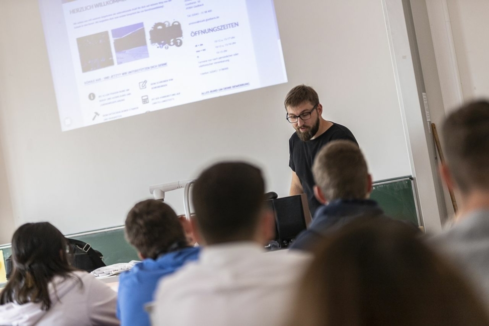 Jens Winter bei der ersten digitalen Berufsbörse für Schüler.