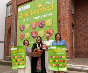 Michele Grade, amtierende Appeltatenmajestät, Bürgermeisterin Bettina Weist und Eva Klein, Abteilungsleiterin Stadtmarketing freuen sich auf das Fest.