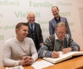 Ballonfahrer verewigen sich im Goldenen Buch der Stadt