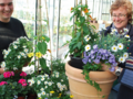 Buntes Blumenangebot im Benediktushof