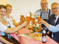Feiern in Dirndl und Lederhosen