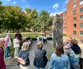 Hier ist die Gruppe im Rathauspark vor der von Gottfried Kappengeschaffenen „Stadtgeschichtssäule“ zu sehen.