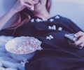 Alles außer gewöhnlich ist eine französische Komödie mit Systemkritik und viel Liebe. In den Hauptrollen spielen Vincent Cassel und Rateb Katib, der Film ist von den Machern von Ziemlich beste Freunde.