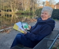 Helga Wessel präsentiert ihre Bücher.