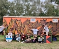 Der Toilettenwagen des VaKiZe erstrahlt durch das kreative Wirken der Jugendlichen in neuem Glanz.