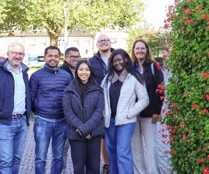 Das Team des Jugend-Klosters und Bezirksbürgermeister Hendrik Dierichs stehen auf dem Kirchhellener Marktplatz.