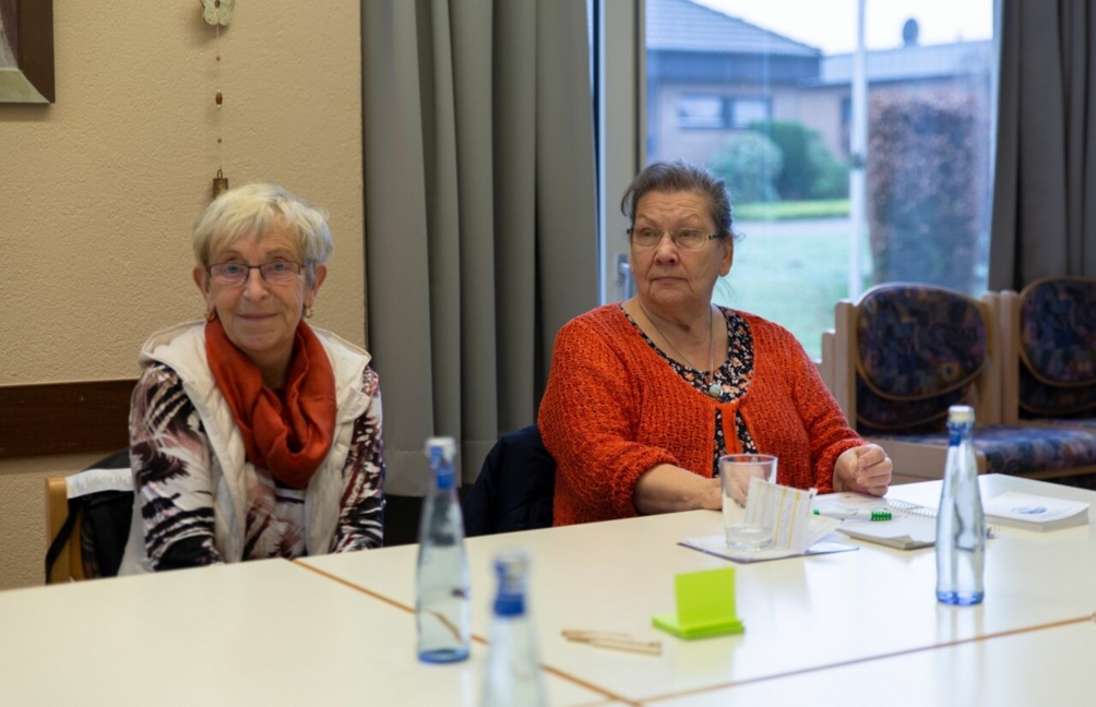 Bei einem ersten Treffen war die Resonanz nicht groß. Umso mehr freut sich die Vorsitzende der Caritasgruppe Feldhauen Brunhild Friese (r.), dass das Projekt nun starten kann.