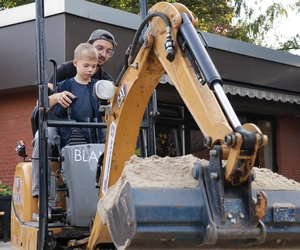 Joscha Fritzen, Landschaftsgärtner-Meister in Dirk Blaniks Unternehmen, zeigt den Vorschülern in der ev. Kita Gartenstraße das Baggerfahren.