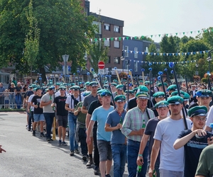 Schützen marschieren entlang der Hauptstraße in Kirchhellen.