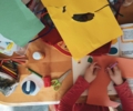 In diesem Jahr können sich Jugendliche allerhand Bastelmaterialien zum Papier-Upcycling im Rahmen des Kulturrucksacks für zuhause abhole.