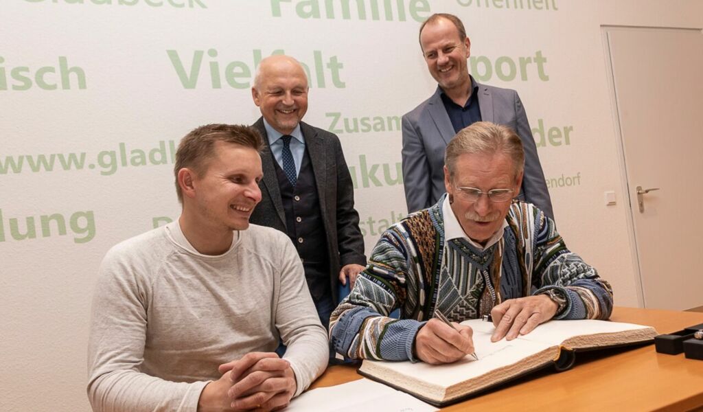 Ballonfahrer verewigen sich im Goldenen Buch der Stadt lebensart