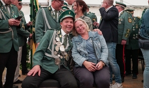 Der neue Grafenwälder Schützenkönig Philipp Allekotte mit seiner Königin Kirstin Sawinski .