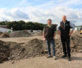Marktleiter Heiner Schenke und der Geschäftsstellenleiter des Agri V Standorts Johannes Wessing (v.l.) sind zufrieden mit dem Baufortschritt und blicken aktuell auf ein riesiges freies Areal.