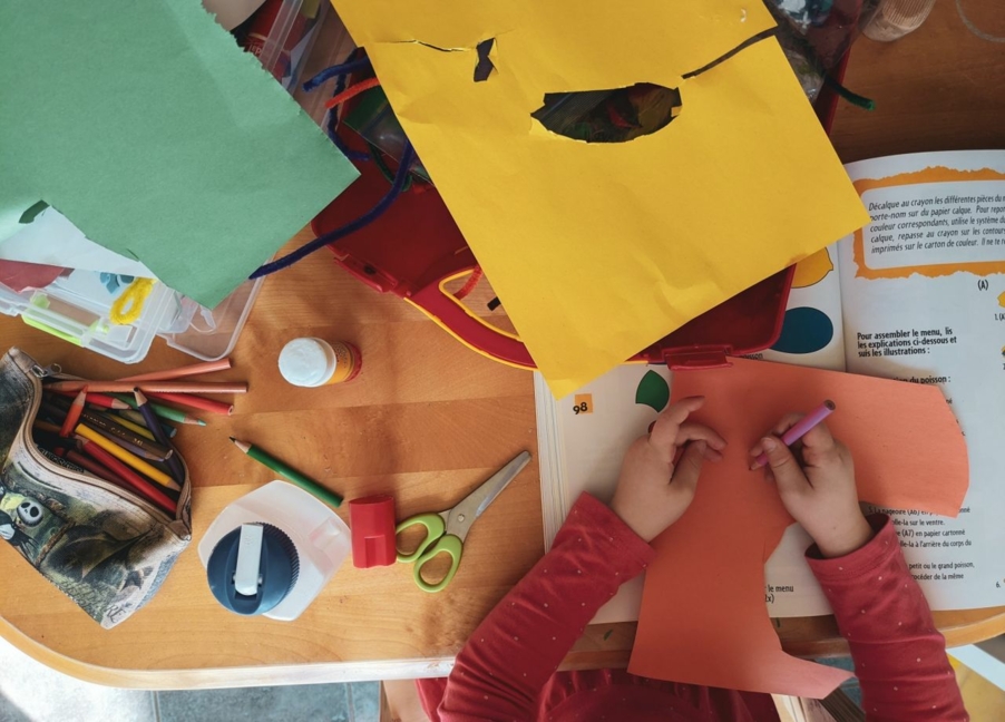 In diesem Jahr können sich Jugendliche allerhand Bastelmaterialien zum Papier-Upcycling im Rahmen des Kulturrucksacks für zuhause abhole.