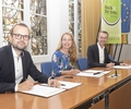 Dominik Schad, Leiter des Jobcenters Kreis Recklinghausen, Bürgermeisterin Bettina Weist und Frank Benölken, Leiter der Agentur für Arbeit Recklinghausen, bei der Unterzeichnung der Vereinbarung