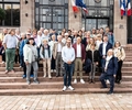 Besuchergruppe vor dem Rathaus.