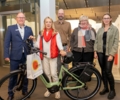 Hauptpreis des Heimatshoppens an Gewinnerin überreicht