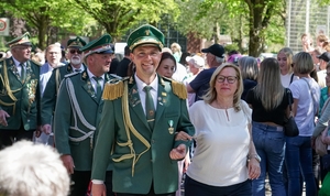 Philipp Allekotte, amtierender Grafenwälder Schützenkönig, beim gemeinsamen Einzug auf dem Festplatz mit seiner Königin Kirstin Sawinski und den übrigen Schützen.
