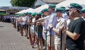 BILDERSTRECKE - Schützenkönig Otti lobt Marschdisziplin bei der ersten Übung