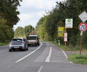 An der Dorstener Straße soll der Verkehr zukünftig langsamer fahren, um beispielsweise Fußgänger an der Bushaltestelle Im Kamp zu schützen.