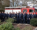Die Kameradinnen und Kameraden der Freiwilligen Feuerwehr Kirchhellen starteten feierlich in das Jubiläumsjahr. Im Hintergrund zu sehen: Jubilar „Jupp“, das Oldtimer-Tanklöschfahrzeug im Dienstruhestand.