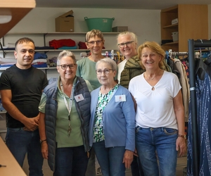 Die Ehrenamtlichen in der Caritas-Kleiderstube freuen sich über gut erhaltene Spenden.