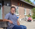 Schulleiter Gregor Fontein sieht die klimaresiliente Umgestaltung des Schulhofs der Marienschule in Kirchhellen-Feldhausen als Chance.