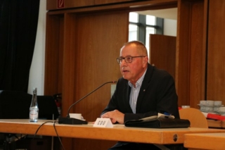 Bezirksbürgermeister Ludger Schnieder bei der konstituierenden Sitzung der Bezirksvertretung.