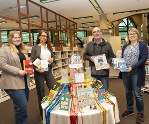 Büchertisch zum Thema „Demokratie leben!“ in der Stadtbücherei Gladbeck